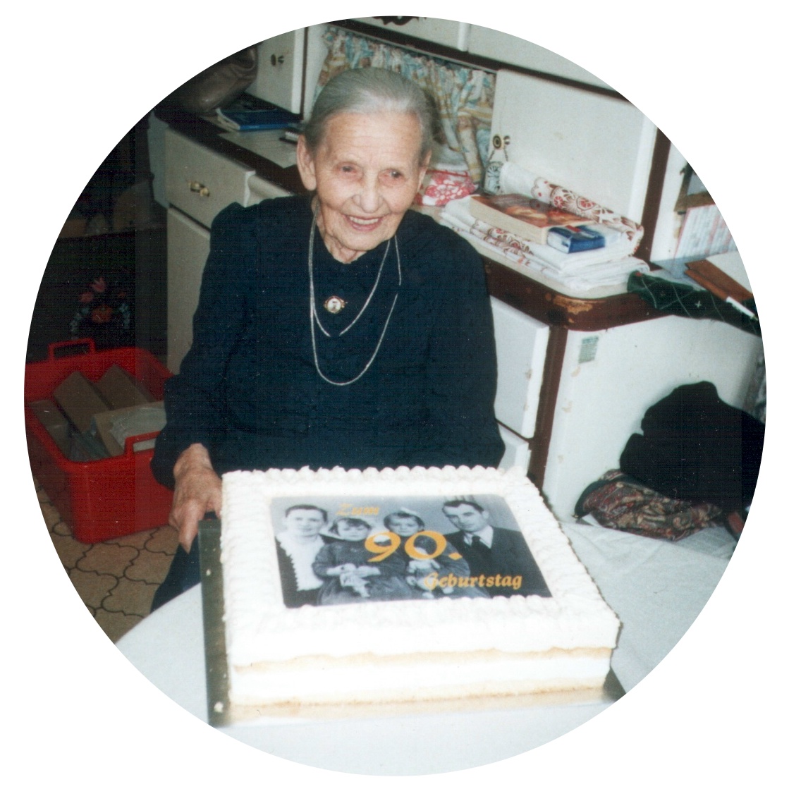 Zum 90. Geburtstag wurde eine Torte mit ihrem Jugendfoto gebacken